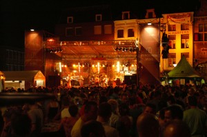 Feestband en Coverband Little Sister tijdens de Vierdaagsefeesten op de Grote Markt in Nijmegen