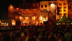 Feestband-en-Coverband-Little-Sister-tijdens-de-Vierdaagsefeesten-op-de-Grote-Markt-in-Nijmegen